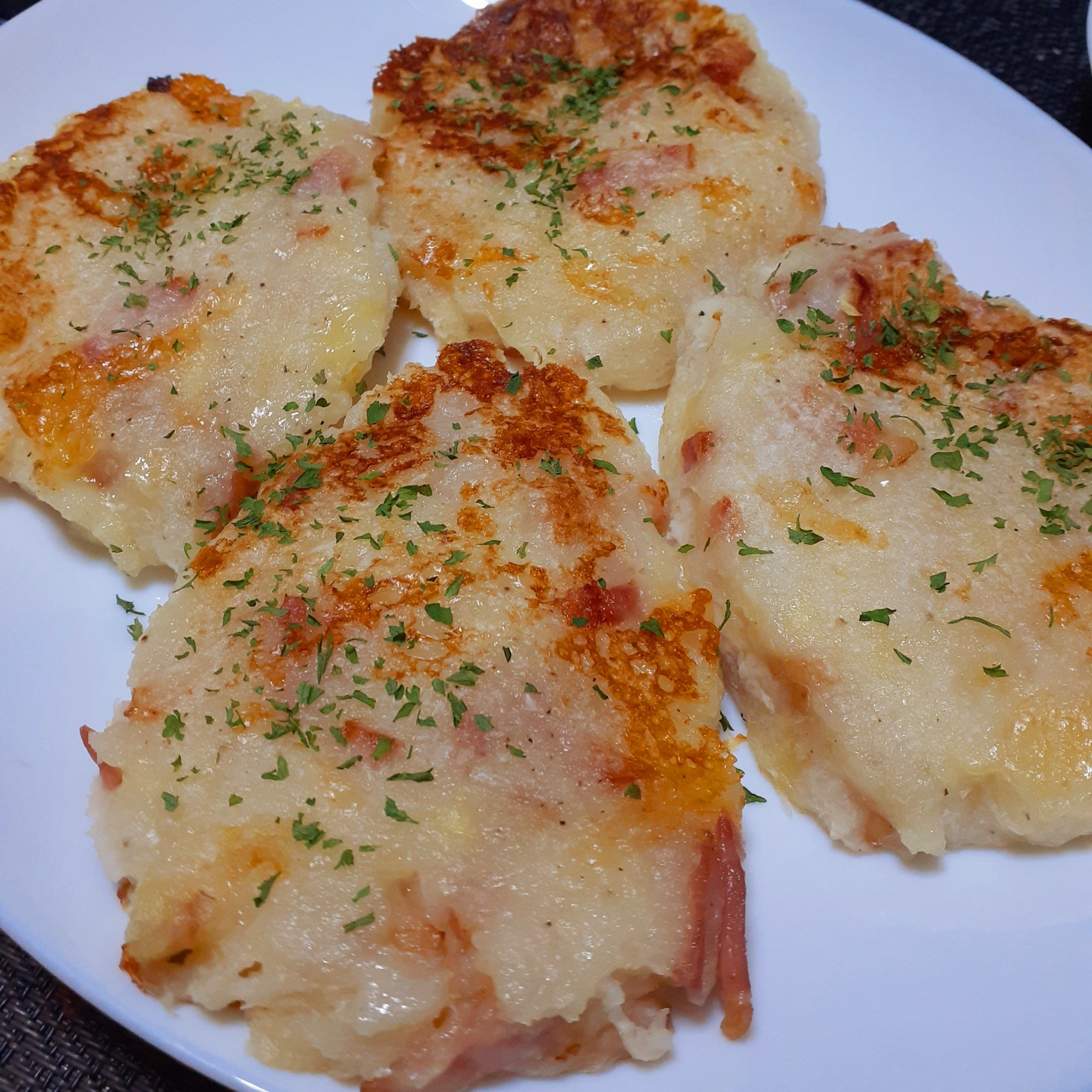 大根で簡単おかず ライスペーパーでカリッとモチモチ！ベーコンとチーズの大根もち レシピ・作り方Tasty