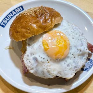 横須賀ご当地グルメ！どぶ板通り商店街の「TSUNAMI」で食べるハンバーガー、カレー、チーズケーキ夜景FANマガジン