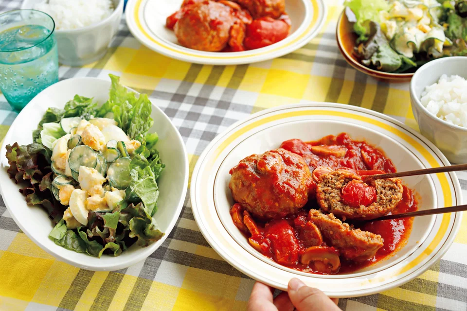 松屋＆松のや🍅トマトハンバーグが まだ？ あって迷わず注文🎶 今回はテイクアウト 夕飯用 密閉🆗安定感🆗券売機でまずは注文です 2台ありますが 現金払いは1台だけよく見てね 🌸アプリからも事前注文出来ます 一つのお店で2店舗の味を楽しめます松屋