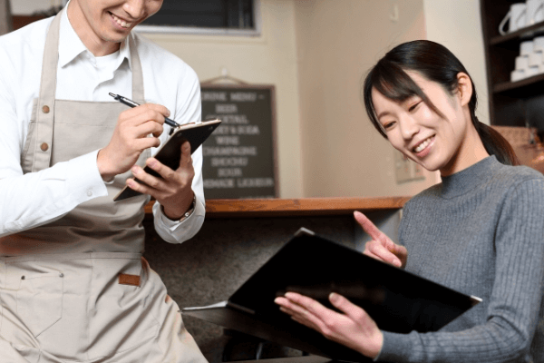 『その置き方大丈夫⁉︎飲食店でのバッグマナー』, ⁡, レストランでの大切な食事の時間。, バッグはどこに置いてますか？, ⁡, ————————,40代からの, 美テーブルマナー講師, 岸あけみです, ————————, ⁡, どんなに小ぶりなバッグでも、, どんなにおしゃれなバッグも、,その置き場所一つで周囲の印象が大きく, 変わってしまいます。, ⁡, ⁡, ■よくある NGな置き方,