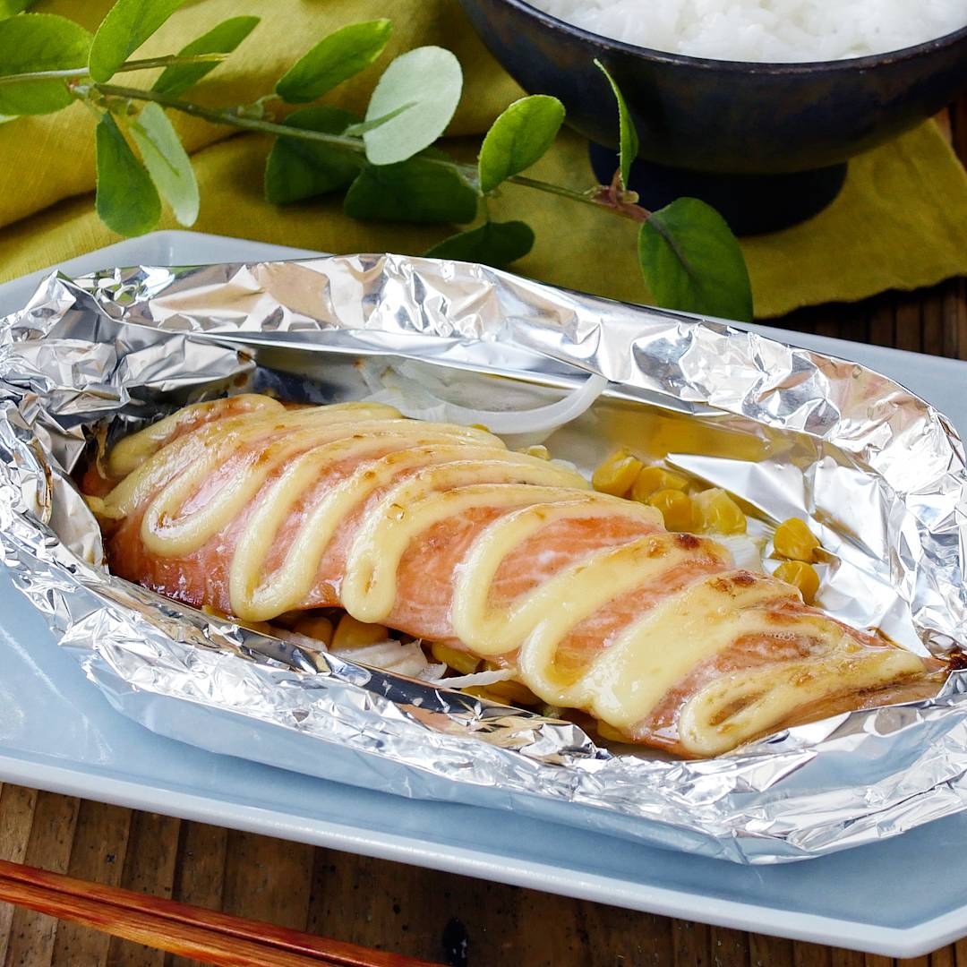 ホイル焼きの決定版 サケときのこのガリバタホイル焼きのレシピ・作り方Tasty