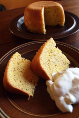 炊飯器で作れて、至福の美味しさ😇 ﻿ 「炊飯器シフォンケーキ」﻿ ﻿３合炊き炊飯器使用 ﻿ ﻿ ・ホットケーキミックス 70g・卵3個・グラニュー糖 大さじ6 卵黄・卵白 各大さじ3つづ ・牛乳 大さじ3・純白ごま油 サラダ油 大さじ3﻿ ﻿ ◎HMをふるいにかける→卵を卵黄