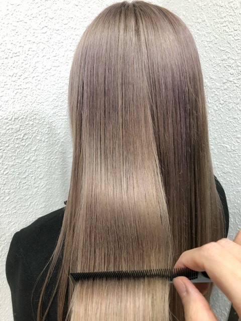 ７トーン」のミルクティーベージュカラーがおすすめ！ブリーチなし明るめ暗め、おしゃれな巻き方も