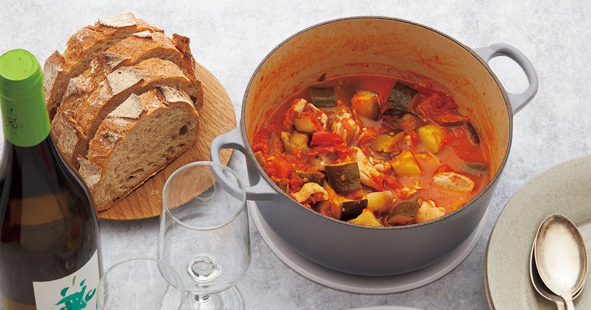 夕飯は長谷川あかりさんのレシピ本から、昆布バターポトフ。シンプルで美味しい！ほんとにどのレシピも胃にやさしくてありがたい。 前に作った長芋と鶏団子鍋もよかった。和風ガパオはパルシステムの。春菊と蓮根みじん切りが効いていて美味