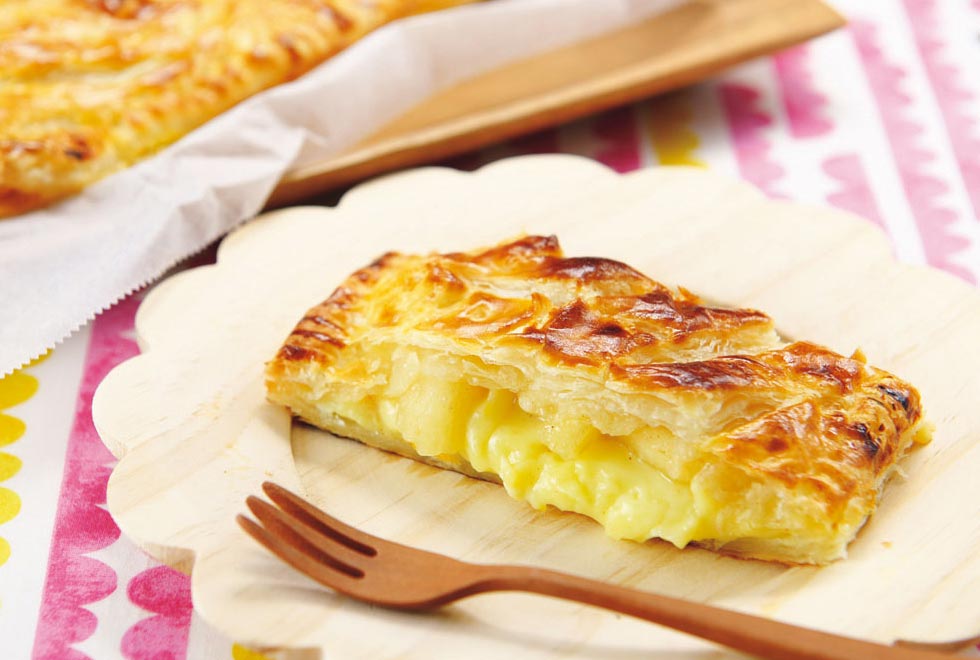 りんごとクリームがたっぷり！アップルカスタードパイのレシピ