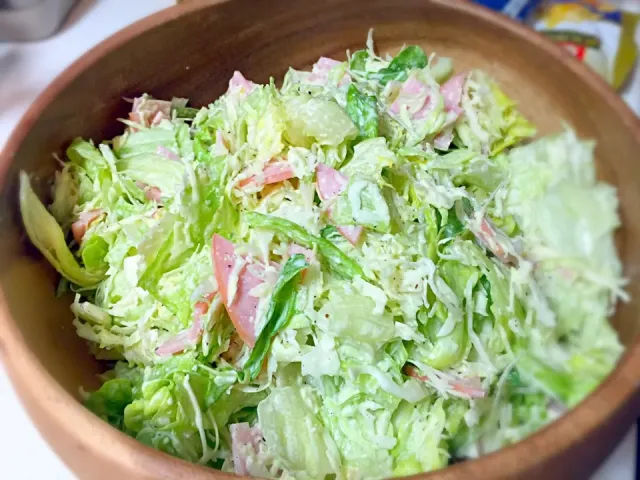 ここで問題です。何種のサラダでしょう？ サニーレタス、カーリーケール、水菜、紫キャベツ、ビーツ、きゅうり、枝豆、トマト、キヌア、鶏肉、チーズ、パプリカ、コーン、たまねぎ。いくつ見つけられたでしょうかまい🥗OLブロガ