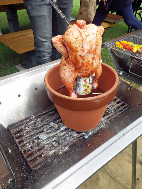 鳥の丸焼き ダッチオーブンで作るローストチキンの完成度がエグかった キャンプ飯