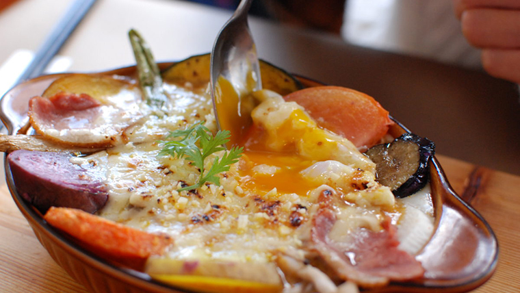 mojiko.omiyage.nitahara こんにちは😊 海峡プラザ西館1階の菓舖にたはらです。 門司港のお土産なら何でも揃っちゃう🤭品揃え豊富な当店から、大人気商品のご紹介です✨🐱にゃんこ3兄弟🐱 可愛い3匹の猫がプリントされたクッキー! しかも猫ちゃんの前足は、コップのフチ