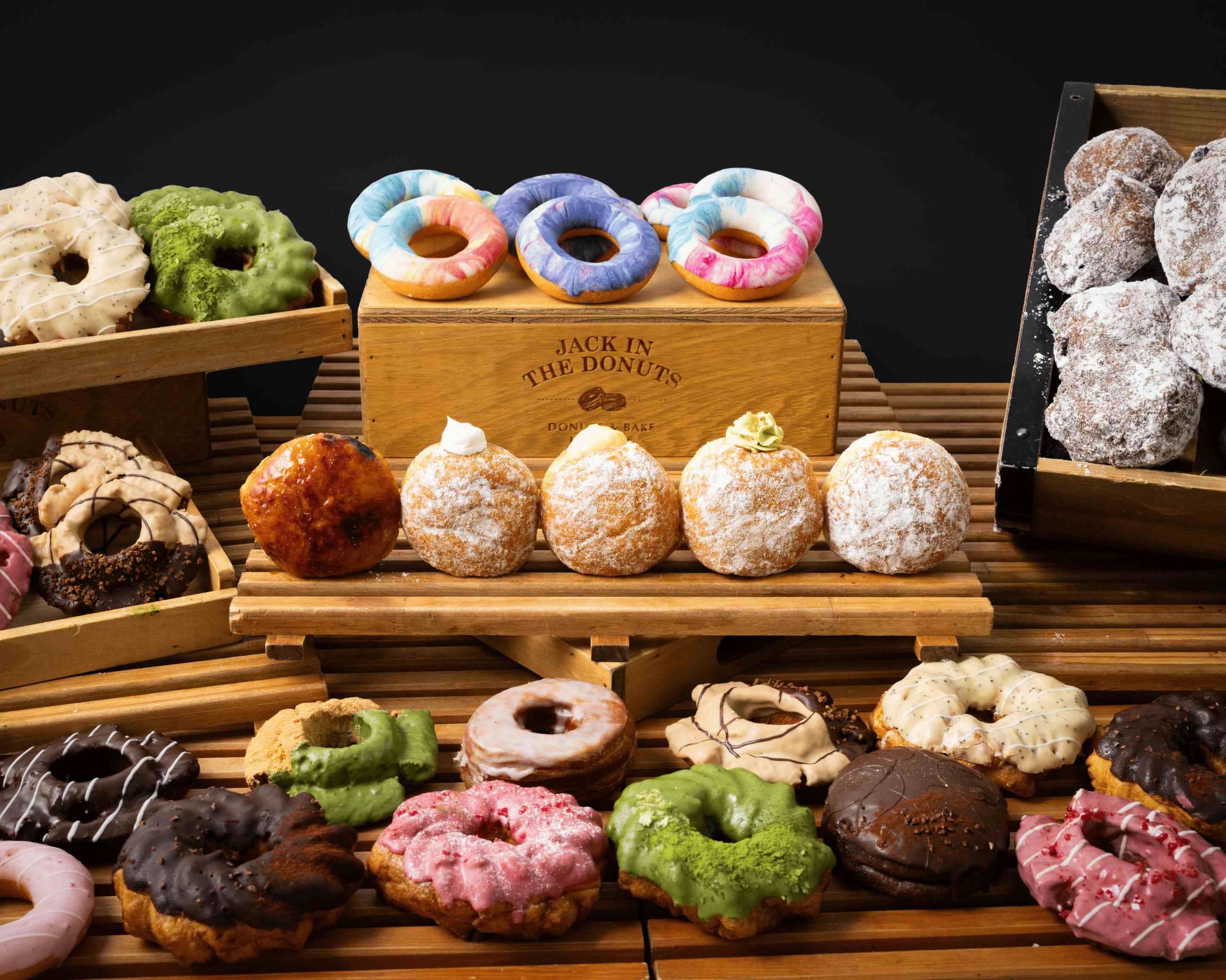 ジャックインザドーナツ公式新感覚のカヌレドーナツシリーズ🍩 みなさまもう食べましたか😋 カヌレドーナツのおいしさの秘訣はカヌレのもっちり感を出すために作った オリジナル生地へのこだわりです🙌 ほろ苦いカラメルグレーズをかけて再現しました❣️Instagram