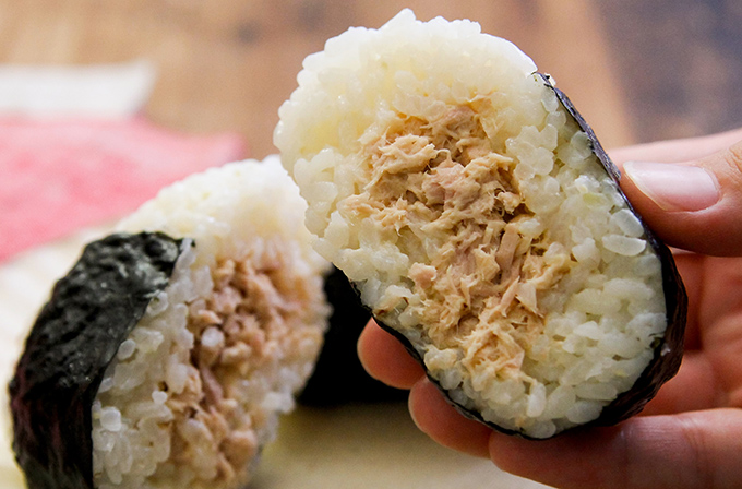 「ツナマヨおにぎり」が一瞬で格上げ!コクと旨味がアップする簡単おにぎりレシピ・作り方Tasty