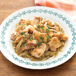 さっと煮るだけでごちそう風！おうち飲みに「鶏むね肉のアヒージョ」はいかが？フーディストノート