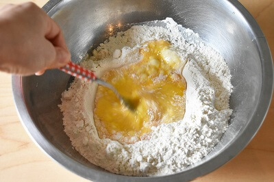 皮から手作りトマトとひき肉のラビオリ