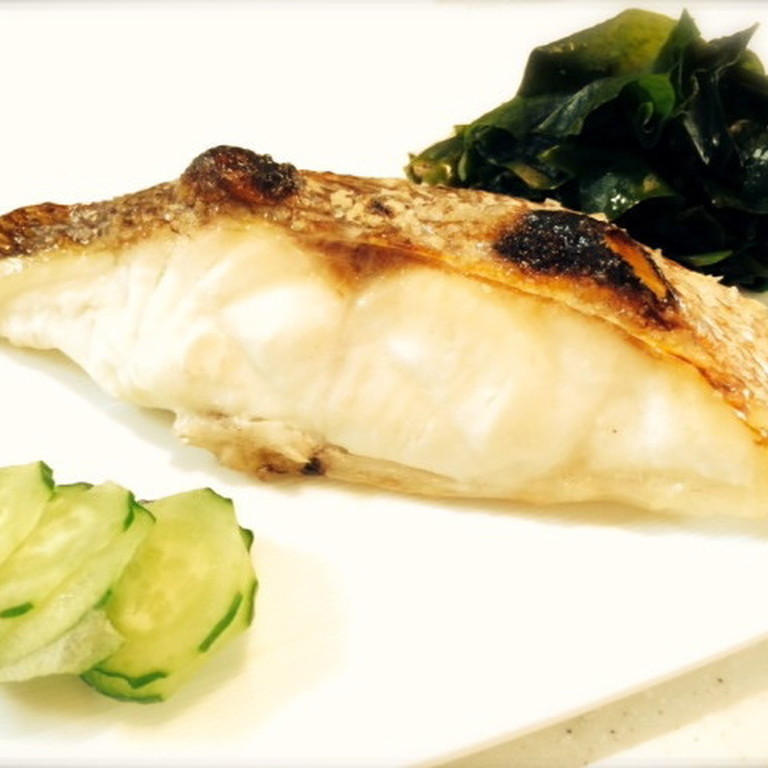 独楽◇鯛尾頭付き 独楽では、鯛尾頭付きの塩焼きの際、 鯛の尾頭をつけたまま三枚におろします。 尾頭付き中骨を焼き器にして、切り身焼いて盛ります。独楽メシ鯛鯛の塩焼き鯛尾頭付き鯛姿焼き初誕生日一升餅選び取り1歳の誕生日1歳誕生日1歳