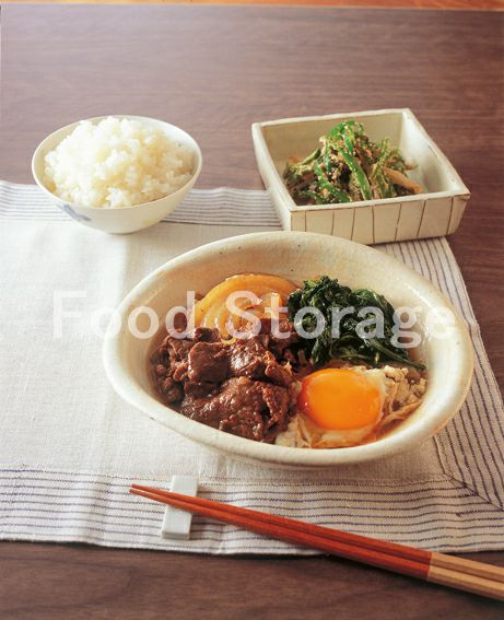 10月8日 水 Ｂ献立 今日の献立：ごはん 牛乳 鶏すき煮 にらまんじゅう 海藻春雨の甘酢和え ☆『鶏すき煮』の「すき」は、「すき」という土をほる農具の名前が由来といわれています。😊明日の献立：コッペパン 牛乳 チョコレートクリーム 肉団子と春雨のスープ フレンチ