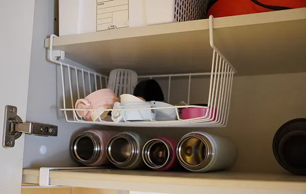 コロコロ転がりやすいお悩みも解決！参考にしたい水筒の収納アイデアRoomClip mag暮らしとインテリアのwebマガジン