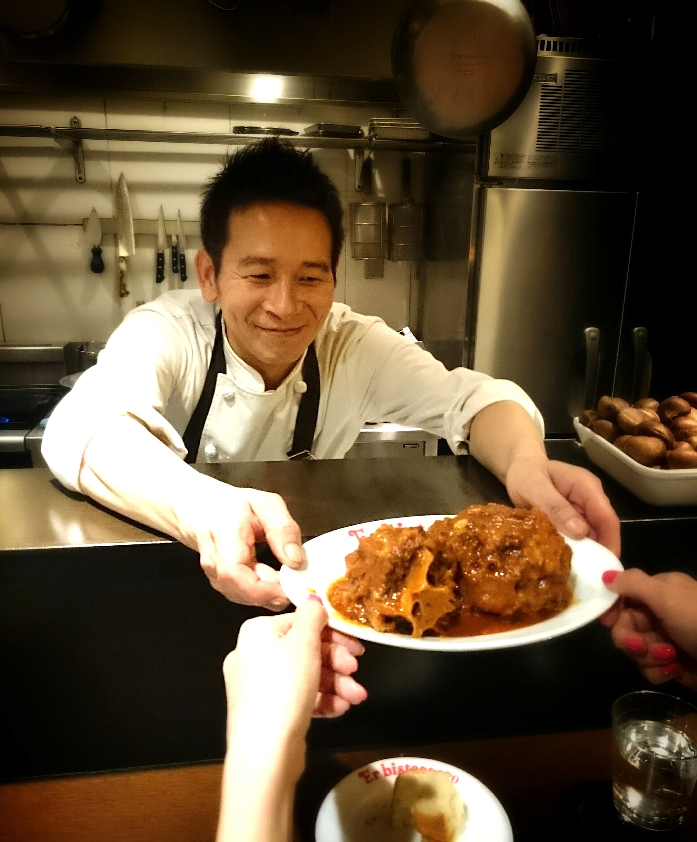 🍅🧀 “本場の味を、東京ドームで。” 🇮🇹🍷 東京ドームシティに広がる小さなイタリア市場 TOKYO MERCATO ✨香り高いオリーブオイル、完熟トマト、もちもちの生パスタに、炭火で焼き上げるジューシーな肉料理🍖🔥 🥬旬の野菜はまるで市場で選んだかのように新鮮