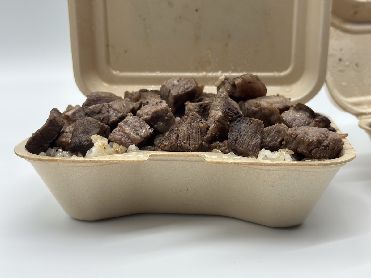 ビーフwithライス‼️兄の代から味を受け継いで40年ほど経ちます。ずっと皆様に愛され続けて、変わらぬ味を守りつづけています。,当時ご来店頂いてたお客様がご家庭を持ち、そのお子様方もご来店頂いたり、県外に移住された方も帰省して寄って頂いたり、青春時代だったとまた、ご来店頂いたりとこうして皆様にご来店いただけてること感謝致します🥲本当にありがたいです。新規のお客様にも味わっていただきたいです。もち