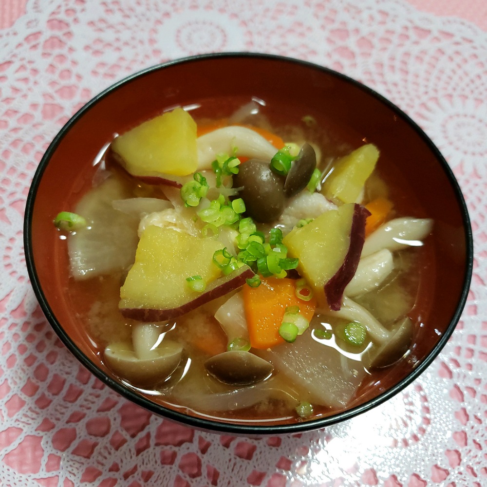 さつまいもとれんこんの具だくさん豆乳みそ汁