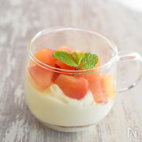 材料4つ レンジで簡単！ヨーグルトケーキ作り方！ ◯作るポイント ※ダマがなくなるまでよく混ぜる。 ※均等に分けて加熱する。※表面がポコポコしたら止める。 ※しっかりと冷やす。 ◯動画のポイント ・材料4つ！ ・オーブンなし！ ・バターなし！ ・生クリームなし