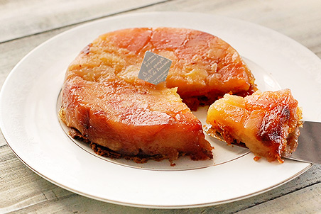 グラニースミスのタルトタタン』 本日は穏やかな一日でした。 昨年人気でしたグラニースミスという 青りんごを使ったタルトタタン。ほろ苦いカラメルと甘酸っぱいりんご ほどけるようなトロトロ食感をお楽しみ下さい🍏 バニラアイスとホイップクリームを添えて ご提供