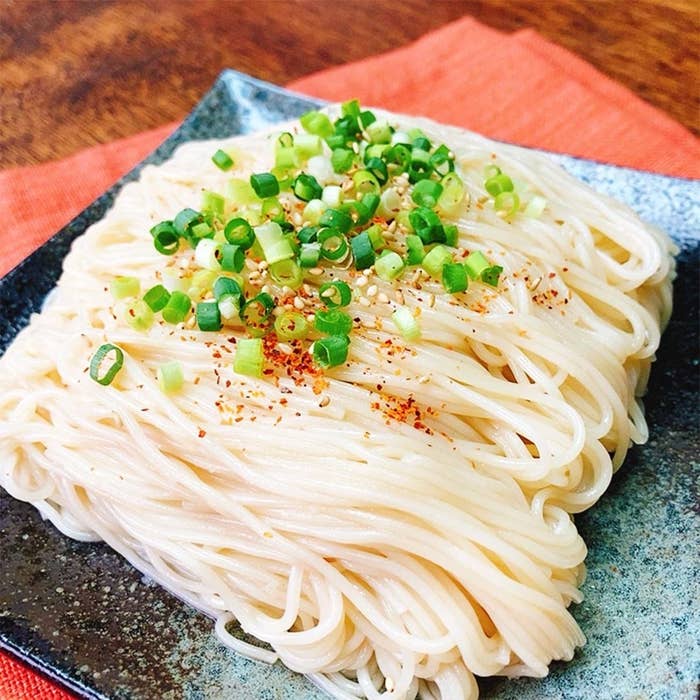 ごまだれと めんつゆで!蒸し鶏のせ 冷たいそうめん