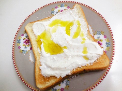 🍅ひかえめし!水切り豆腐とトマトの塩昆布和え材料絹ごし豆腐 3パック 塩 6つまみ 豆腐1パックにつきふたつまみミニトマト 200g☆醤油 大さじ1 2 ☆塩昆布 ひとつまみ ☆ごま油 大さじ1 ☆ごま 適量 ①前日の夜に豆腐の水気をキッチンペーパーで拭き取り