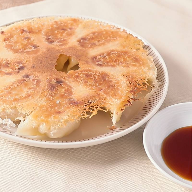 パリパリとした食感としっかりした味でお酒のアテにもなる美味しい餃子の羽根。使うのは小麦粉？片栗粉？美味しいお店のレシピふみの一緒に子育て