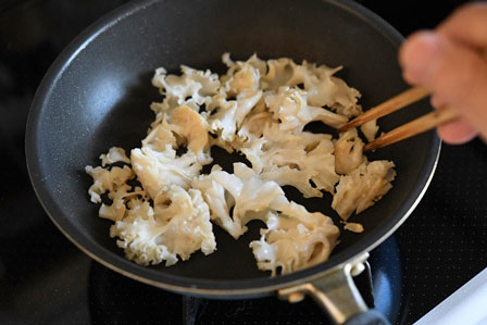 はなびらたけと卵の炒め物のレシピ 作り方：白ごはん.com