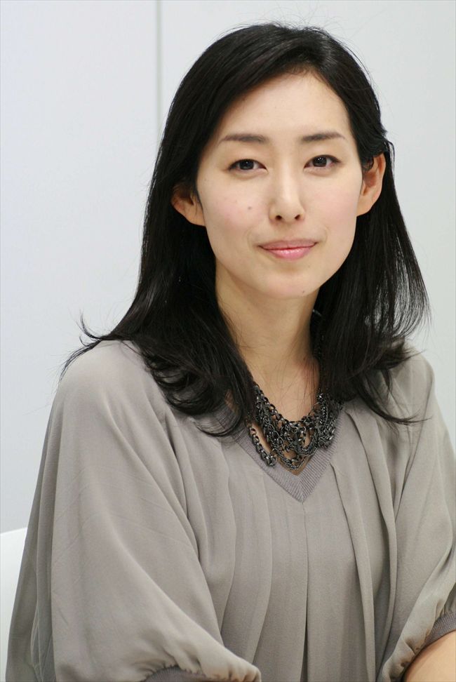 日本の女優 水川あさみ、透き通る美しい肌、切れ長の目がクールな印象、ゆっくり丁寧に話す、隠れたコアの強み、黒髪が似合う、派手すぎないメイク - 