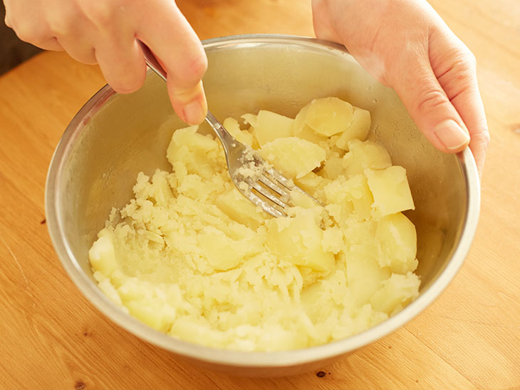 じゃがいもの茹で時間はどのくらい？煮崩れしないコツやおいしい茹で方を解説！クラシル