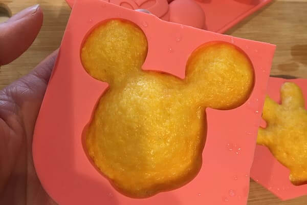 ダイソーシリコン型 HMと電子レンジで簡単お菓子作り！ホラー的仕上がりのミッキーもいるから元気がない時も見てね 笑- YouTube