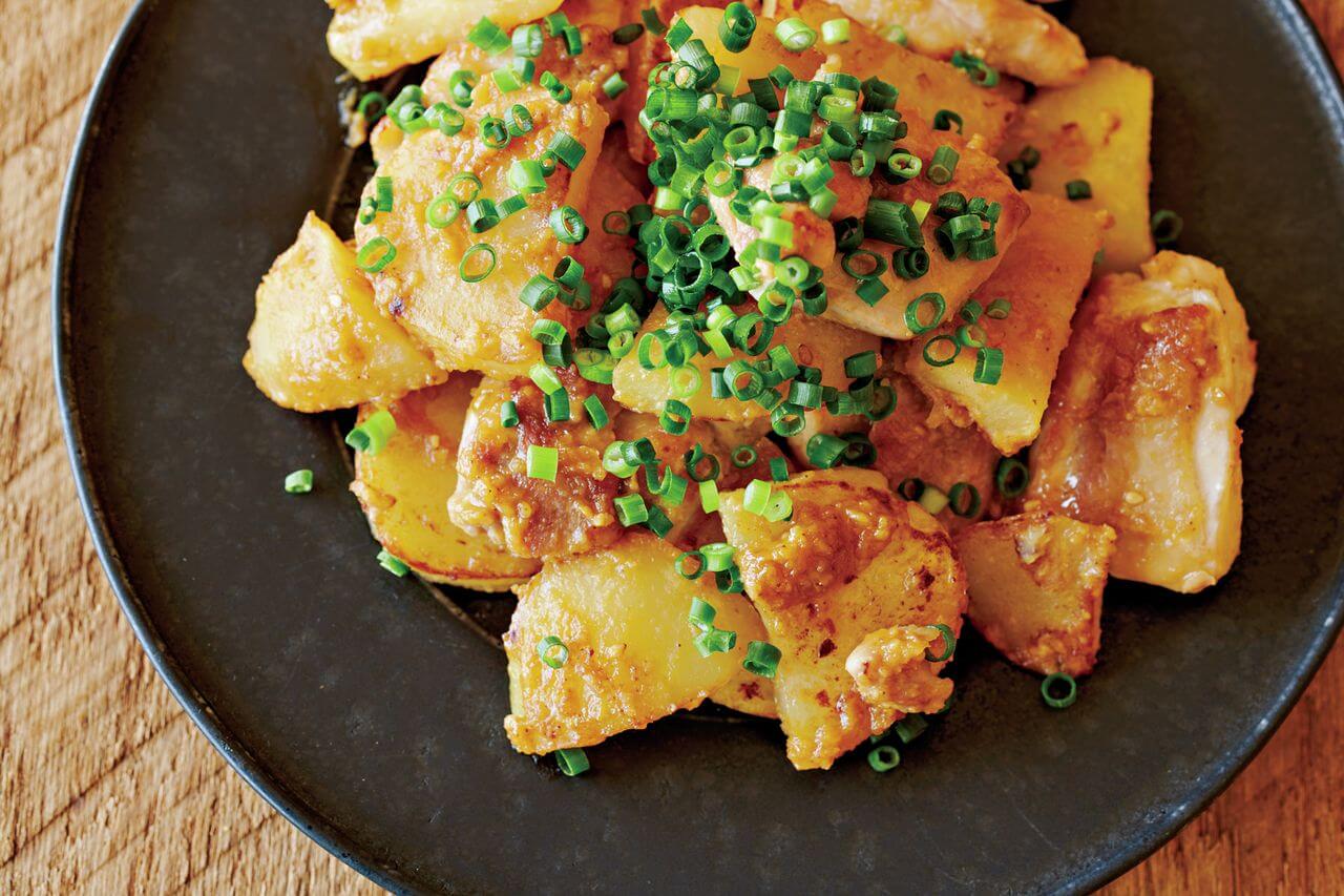 作り置きにも！絶対おいしい味噌ポテト,新じゃがが美味しい季節ですが、今日は味噌で炒めてみませんか？ゆでたてをカリッと炒めて調味味噌を合わせるだけなので簡単✨なのに、あとひく美味しさです︎👍🏻̖́-, 味噌のコクでおもわずご飯おかわりしちゃいますよ。, 味噌ポテト, 材料4人前 , じゃがいも 500g, ○味噌 100g, ○きび砂糖大さじ2~3, ○すりおろしにんにく 小さじ1 2,