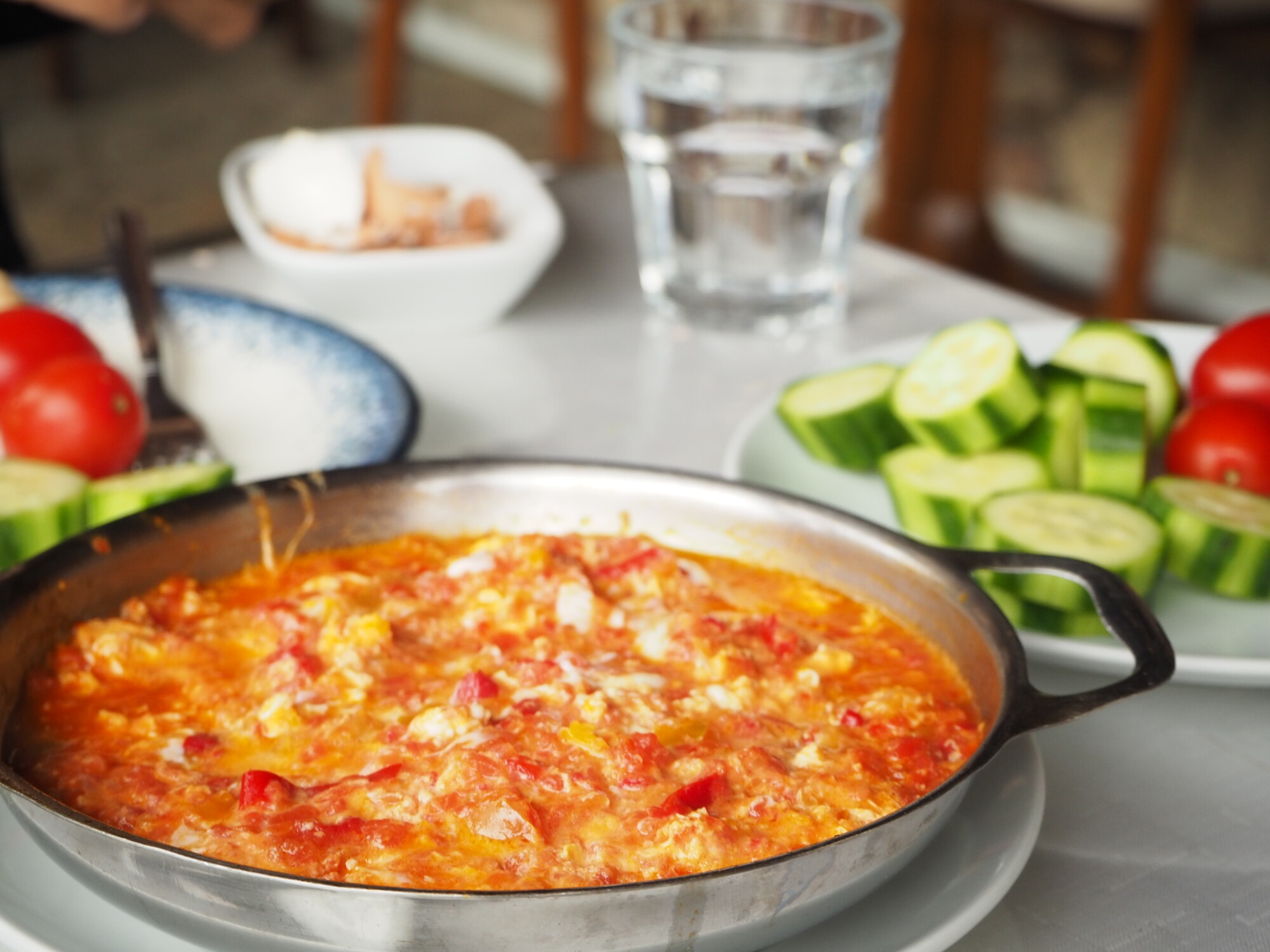 卵とトマトで作られた伝統的なトルコ料理の男性 — ストック写真 © mc.atolye384578202