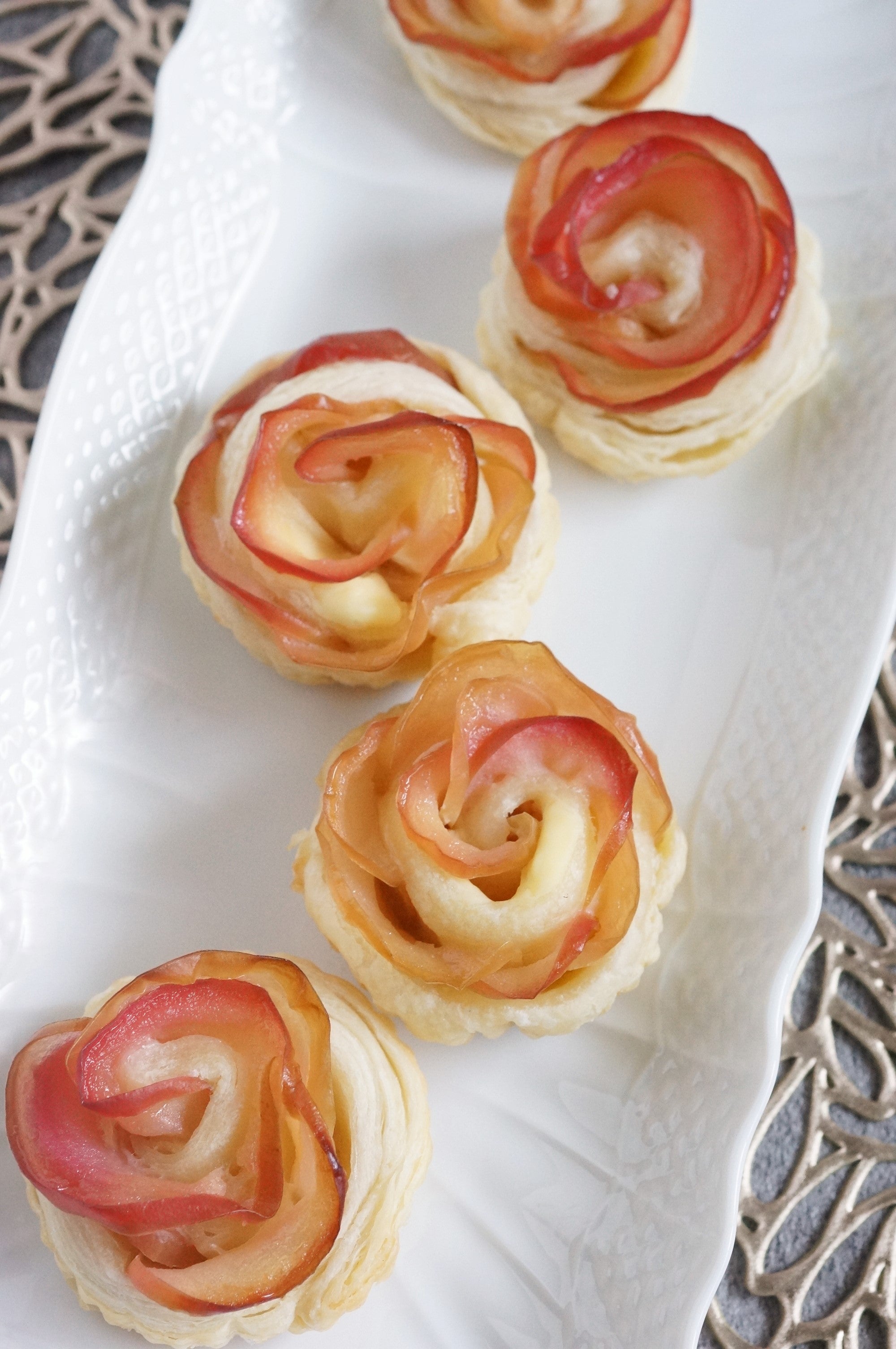 ホールで華やかな薔薇＊バラのアップルパイ