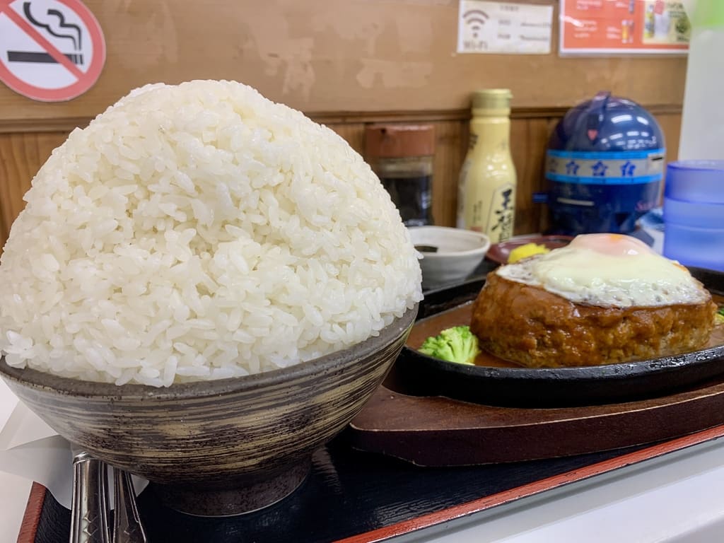 大阪のデカ盛り名店といえば『赤丸食堂』！総重量2.5kgのマンガ盛りごはん付き「天保山チキンカツ」を食べてみた – 食楽web