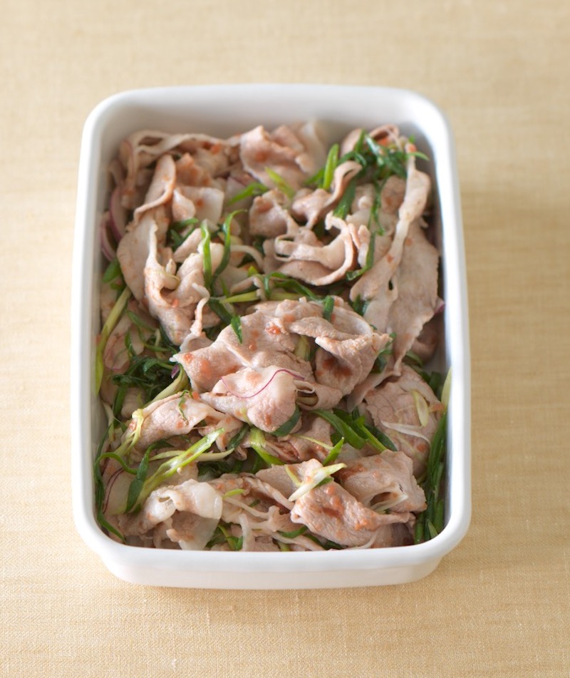 豚しゃぶといんげんのおかずナムル5月3日 水 放送 近藤幸子先生 @oishisyumatsu香味野菜やごま油がからんで香りよく、満足感もいっぱいのナムル。 同じ湯でさやいんげん、豚肉をゆでて手間を省きます。 ☆材料2人分☆ 豚ロース肉しゃぶしゃぶ用200ｇ