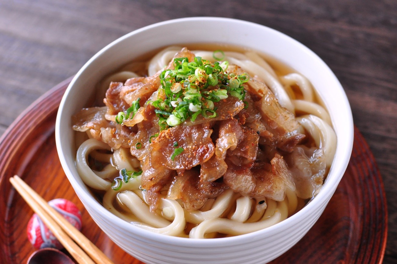 たった10分!冷凍うどんで!マジで美味しすぎる『冷やしぶっかけ肉うどん』の作り方 - だれウマ
