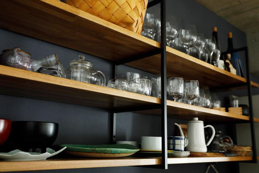 キッチン収納 ガラス戸 見せる収納 フラップ扉 キッチンボード 食器棚 レンジ台 炊飯器 コーヒーポット 2口コンセント 調味料棚 S字フック付きキッチン 幅80LINEブランドカタログ