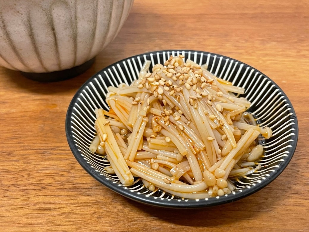 ピリ辛えのき食感ハマる♡レンジでパパっと♪