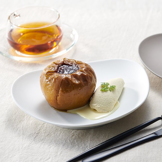 焼きりんご, 具材を詰めてレンジで加熱するだけ！,シナモンやバターの香りに包まれた焼きりんご。オーブンがなくても電子レンジで手軽に調理ができます。トッピングにアイスを添えて温かいりんごと冷たいアイスの組み合わせで食べると一段と美味しいですよ。,▷材料 ２人前 , りんご２個今回の品種はふじを使用 , 詰め物材料, シナモンパウダー 小さじ1 2, レーズン ラム酒漬け 30粒,