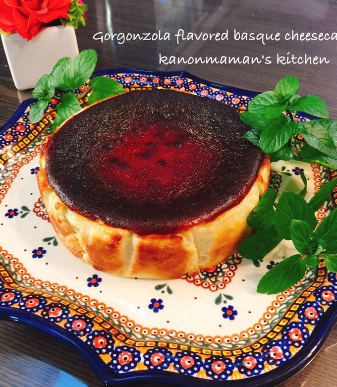 ゴルゴンゾーラチーズケーキ22日から 2、3週間限定で販売です🧀🍷 甘じょっぱさがクセになる、大人のご褒美チーズケーキ。 全粒粉が香るサブレに濃厚な ゴルゴンゾーラの塩気と、クリーミーなチーズケーキの甘さが絶妙にマッチしますゴルゴンゾーラチーズケーキ大人