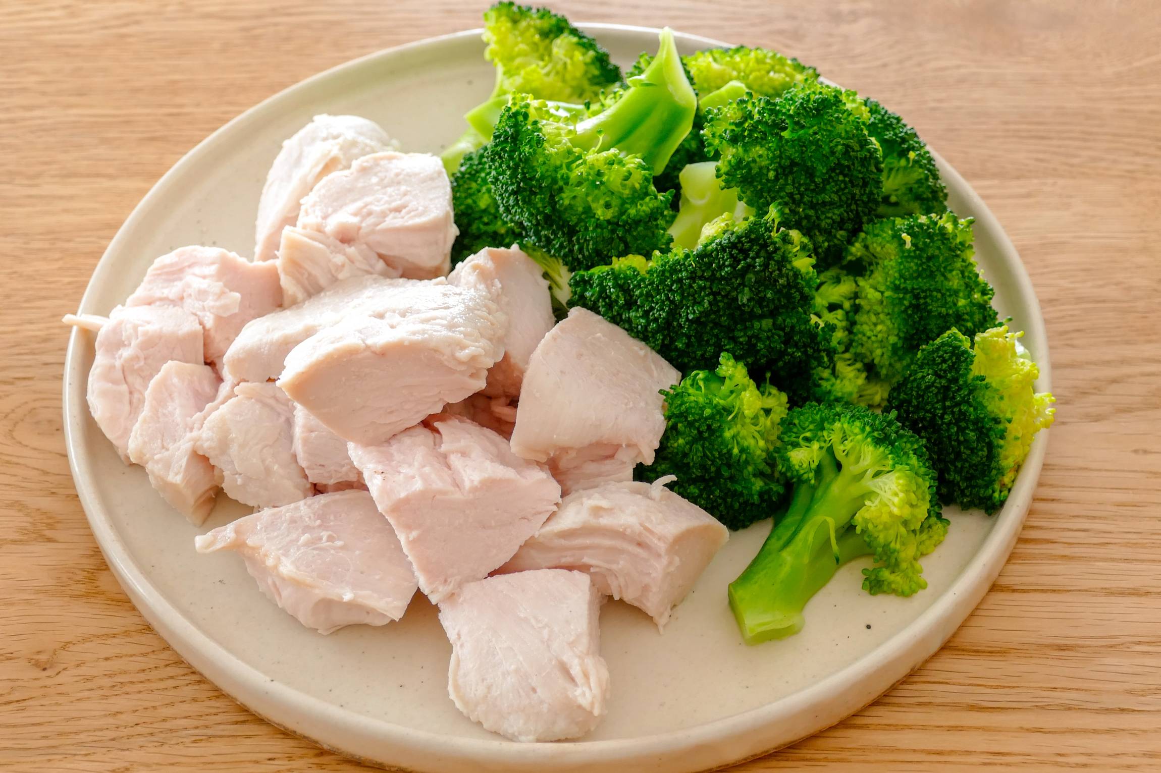 レンジで簡単♪鶏肉とブロッコリーの塩昆布レモン蒸し