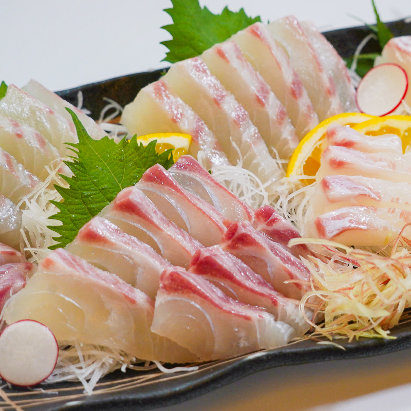 レシピあり🙆‍♀️ .真鯛の塩焼き. 今回はお魚レシピです✨🌿 . 鯛に塩をふり、トースターで焼いた一品😋💕パリッとした皮目と、ほくほくの身がたまりません❣️ 気になった方は是非お試し下さい🍳🎶 ------------------------材料2人前・調理時間:10〜15分