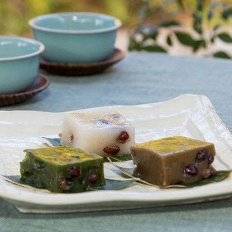 花衣 はなごろも ごく薄く伸ばした外郎生地で桜餡を包んでいます。桜の花びらの形で餡を包んだ様子が、着物の袖を畳んだ様にも見えるなんとも風情のある意匠です。一菓和菓子上生菓子自家製餡花衣