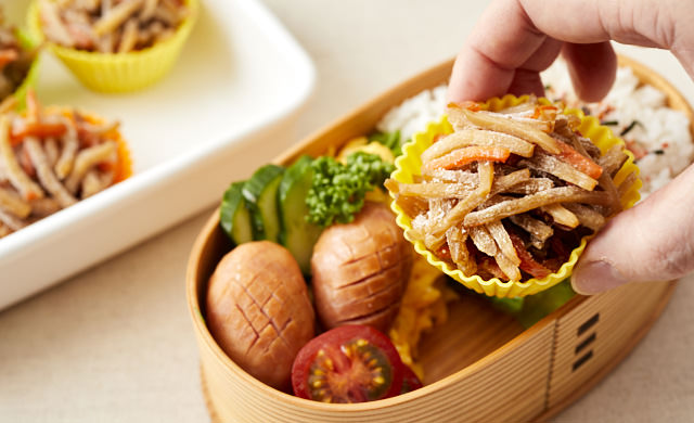 きんぴらごぼうは作り置きおかずの定番ですが、冷凍保存もできるんできます😲冷凍すると1か月持ち、栄養もそのままです🙌 冷凍方法やリメイクレシピをご紹介しますのでぜひ参考にして下さい😉https:shunkashutou.com column m-kinpiragobou＿＿＿ 最後までご覧