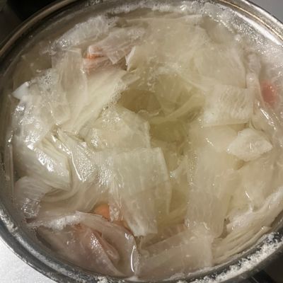梅流し」の作り方をご紹介！ 梅流しとは、大根の煮汁に梅干しを加えたものを食べることで、腸内に溜まった便を排出しようとする食事療法のことです。材料 1人前大根 1 2本 梅干し 2～3個 だし用昆布 15g 水 1.5L作り方１．鍋に昆布と水を入れ30分置く。 30