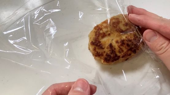 🆙 RECIPE和風うまみハンバーグ 🥢 調理時間：30分 日持ち：冷蔵5日 冷凍可過去何回かリピートしていますが、そのたびに「やっぱうまいわ」って思える自信作です😁お肉 イノシン酸 と昆布だし グルタミン酸 の「旨味の相乗効果」で、ぎゅっと旨味が詰まっ