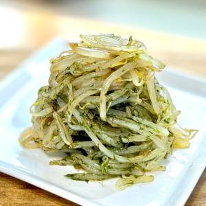 もやしの根っこ。自宅でもやしを作っています。食べるタイミングを失って少し伸び- Yahoo!知恵袋