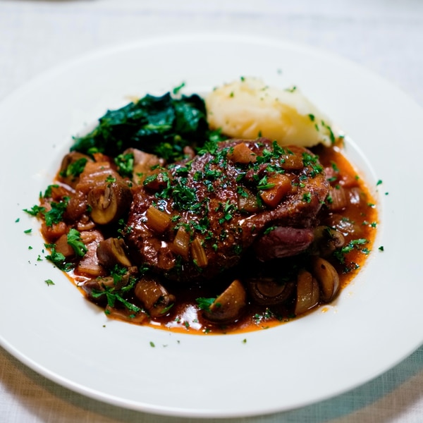 「骨付き鶏ももの赤ワイン煮」レシピ 牛尾理恵さん