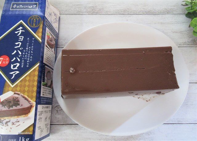 ☆チョコババロア☆ チョコプリンだよ〜と言われても 違いはわからない. これ、業務スーパーで売っている パックスイーツで作った！作ったというか 溶かして容器を替えただけ！笑 飾りは、アートキャンディ様のプラチョコ。@artcandy_official一気に